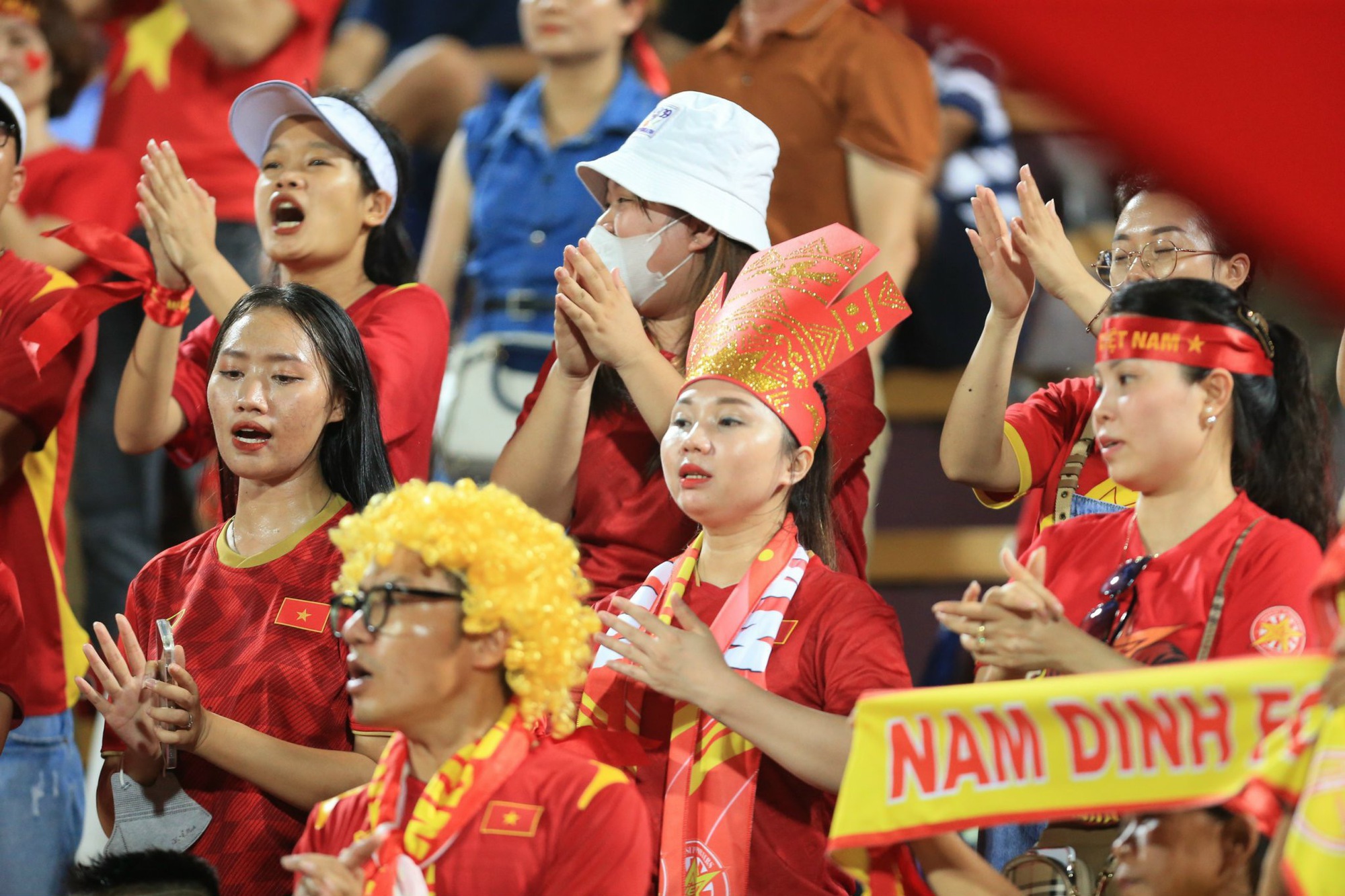 Hàng ngàn người hâm mộ đội mưa cổ vũ U23 Việt Nam thi đấu ở U23 châu Á - Ảnh 5.
