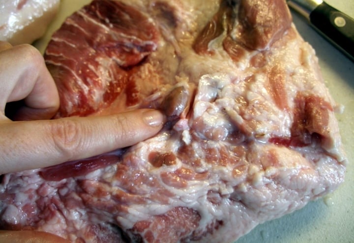 Phần thịt lợn chứa đầy mầm bệnh dù rẻ cũng không nên mua - Ảnh 1.