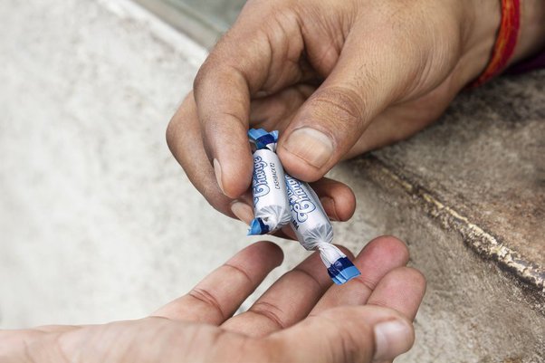 Ai cũng từng khó chịu khi mua hàng bị trả tiền thừa bằng kẹo: Hóa ra có cách giải quyết dễ đến không ngờ - Ảnh 1.