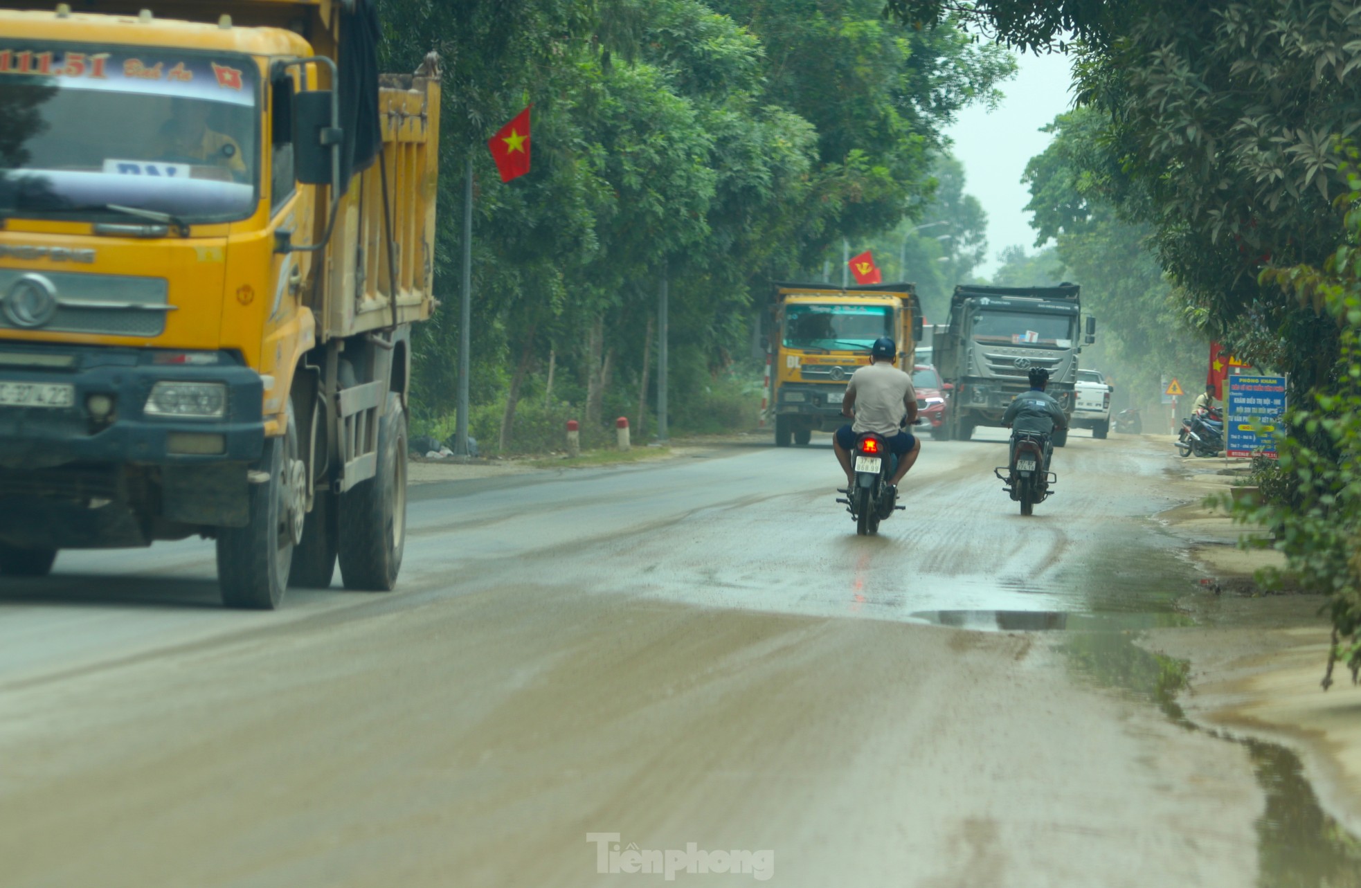 Xe tải chở vật liệu nối đuôi chạy rần rần, người dân kêu trời vì bụi - Ảnh 10.