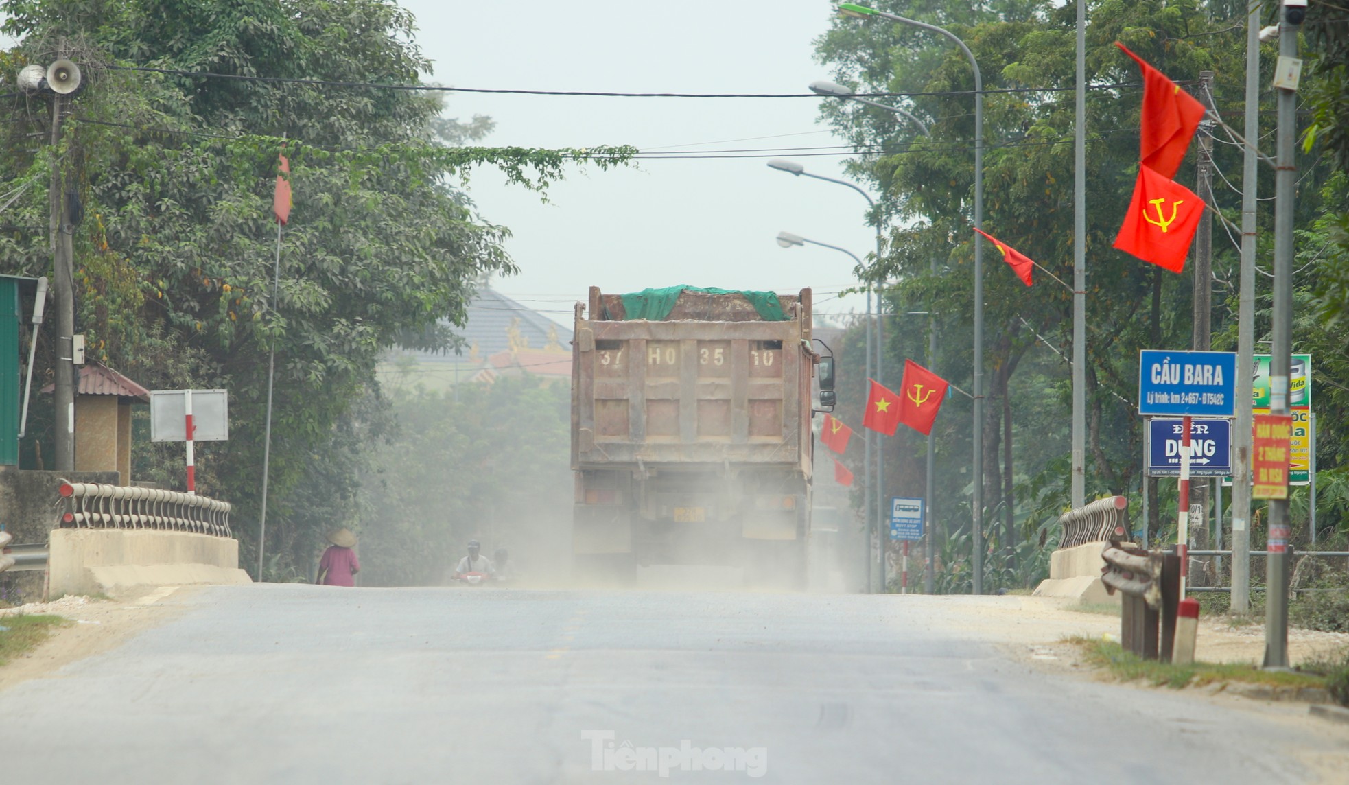 Xe tải chở vật liệu nối đuôi chạy rần rần, người dân kêu trời vì bụi - Ảnh 8.