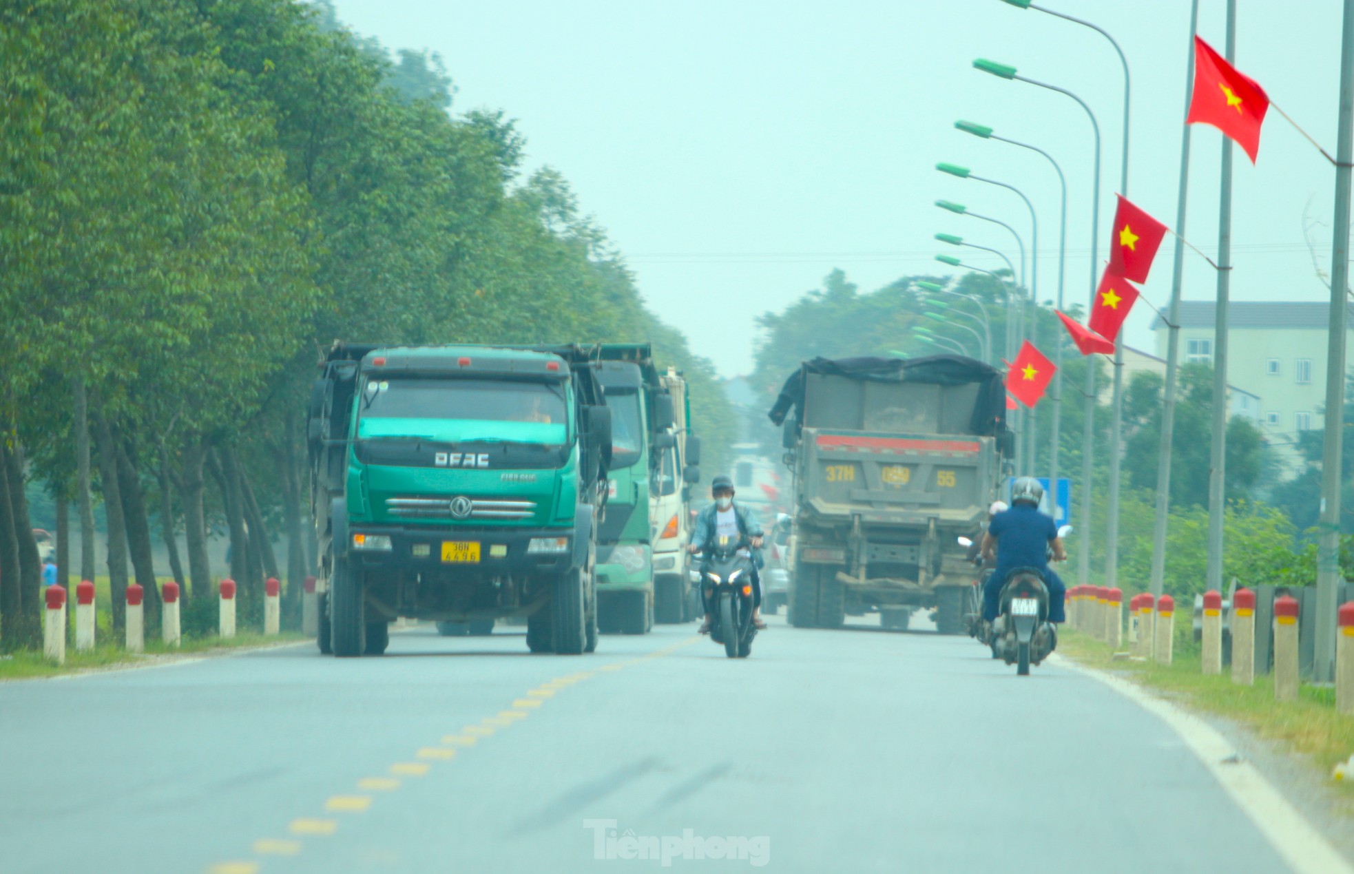 Xe tải chở vật liệu nối đuôi chạy rần rần, người dân kêu trời vì bụi - Ảnh 3.