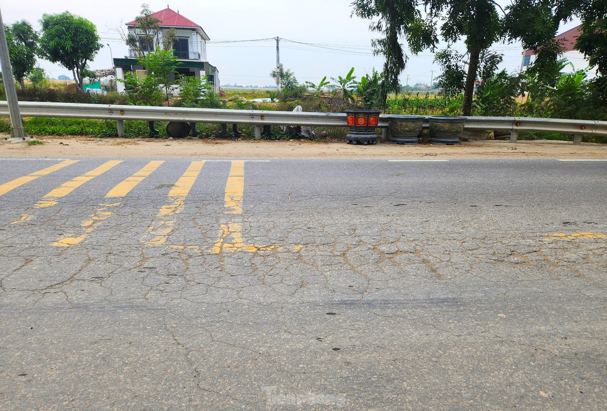 Xe tải chở vật liệu nối đuôi chạy rần rần, người dân kêu trời vì bụi - Ảnh 19.