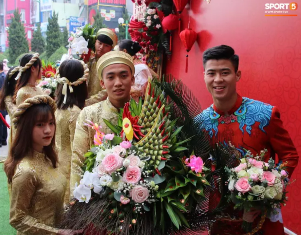 So kè dàn tráp ăn hỏi siêu cầu kỳ của dàn cầu thủ Việt, dát vàng hay đính đá kỹ đến từng chi tiết, liệu ai chịu chi hơn? - Ảnh 19.