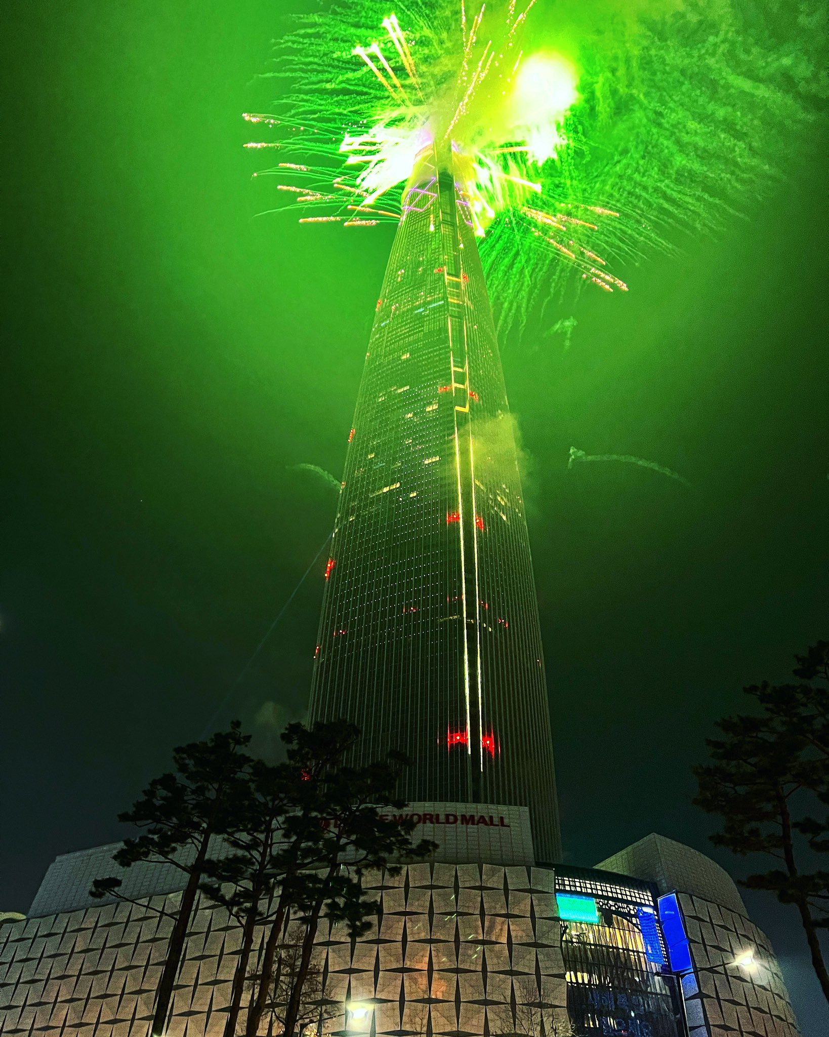 Khoảnh khắc châu Á chào đón năm 2024: Pháo hoa khổng lồ tỏa sáng rực rỡ, hàng triệu người cùng nhau đón năm mới- Ảnh 6.