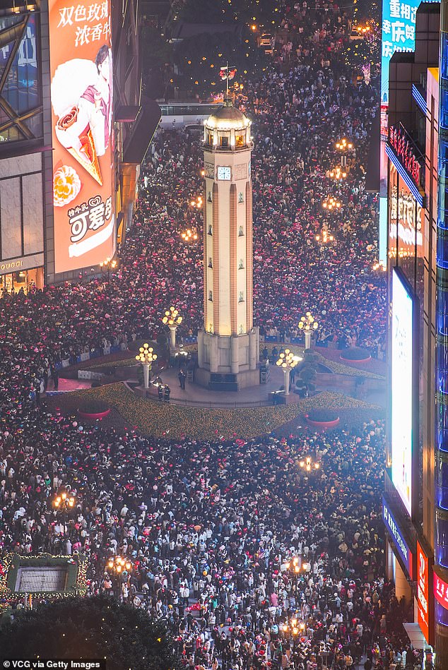 Khoảnh khắc châu Á chào đón năm 2024: Pháo hoa khổng lồ tỏa sáng rực rỡ, hàng triệu người cùng nhau đón năm mới- Ảnh 8.