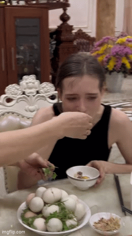Con dâu người Nga được mẹ chồng mời ăn trứng vịt lộn, vừa nếm thử 1 miếng liền thay đổi sắc mặt - Ảnh 3.