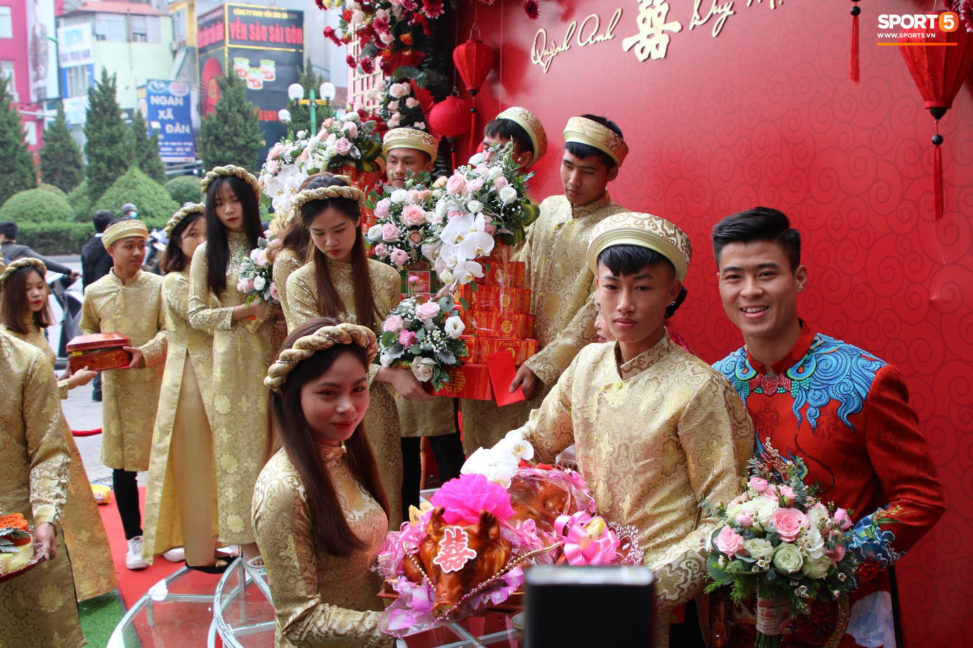 So kè dàn tráp ăn hỏi siêu cầu kỳ của dàn cầu thủ Việt, dát vàng hay đính đá kỹ đến từng chi tiết, liệu ai chịu chi hơn? - Ảnh 17.