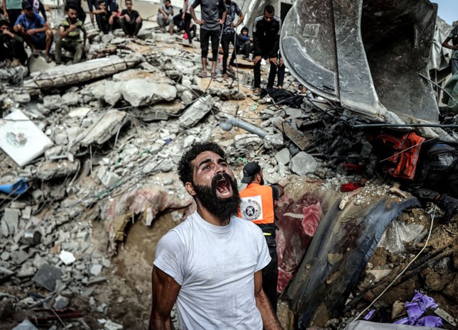 Dải Gaza: Vô vọng đào tìm 7.000 người dưới đống đổ nát - Ảnh 1.