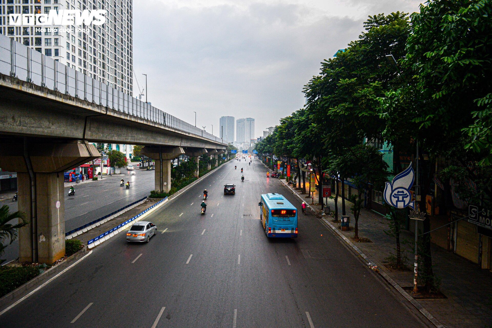 Đường phố Hà Nội vắng vẻ, thanh bình ngày đầu năm mới 2024 - Ảnh 2.