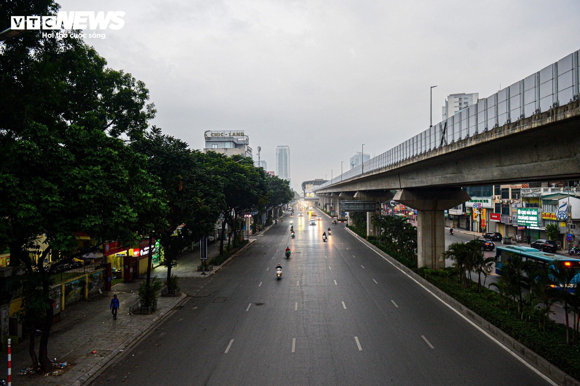 Đường phố Hà Nội vắng vẻ, thanh bình ngày đầu năm mới 2024 - Ảnh 1.