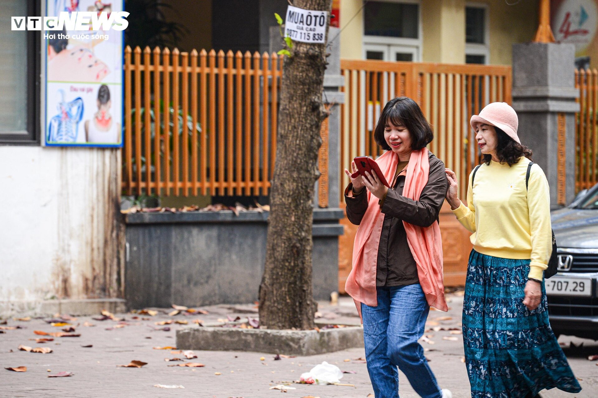 Đường phố Hà Nội vắng vẻ, thanh bình ngày đầu năm mới 2024 - Ảnh 10.