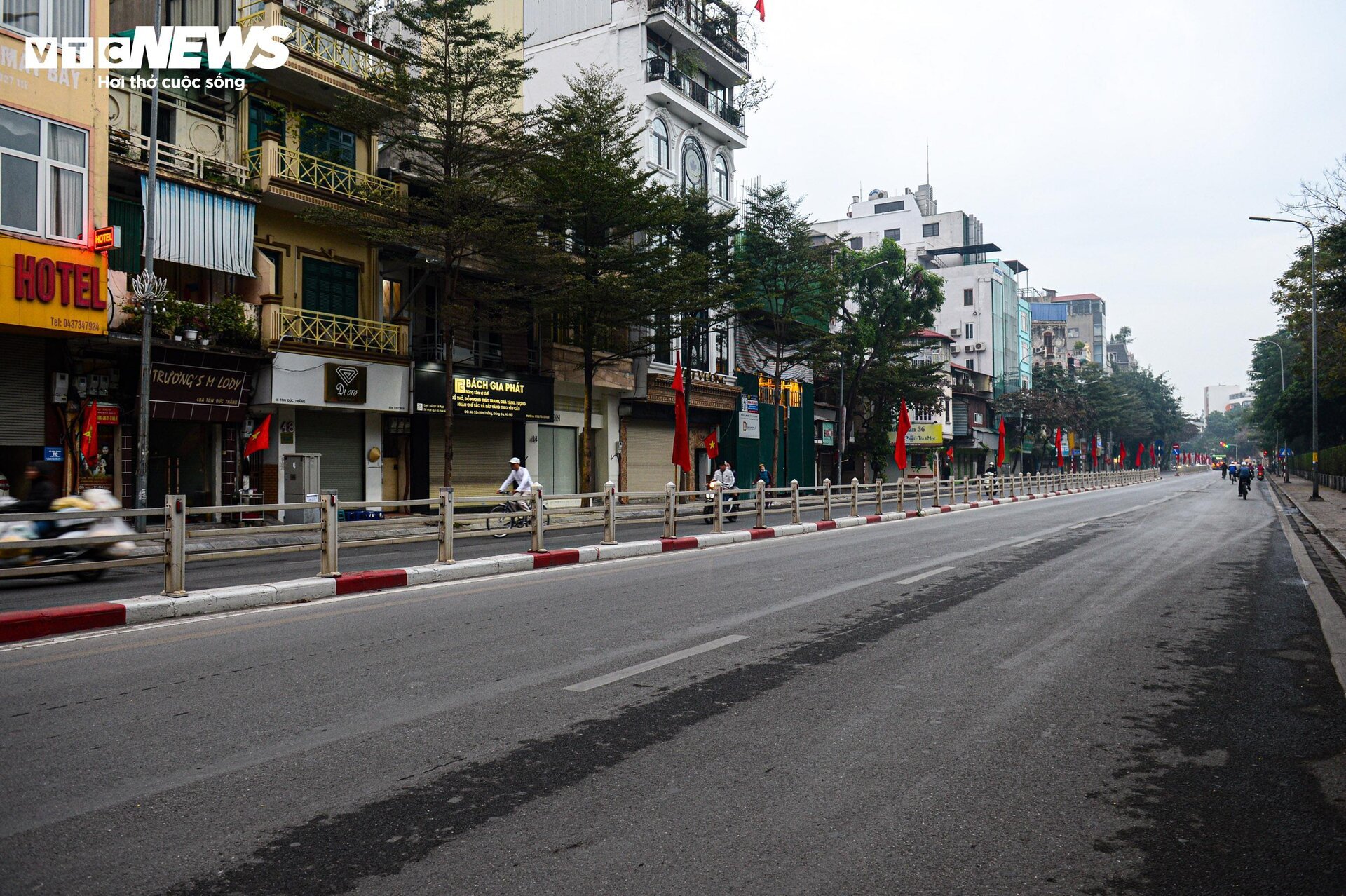 Đường phố Hà Nội vắng vẻ, thanh bình ngày đầu năm mới 2024 - Ảnh 6.
