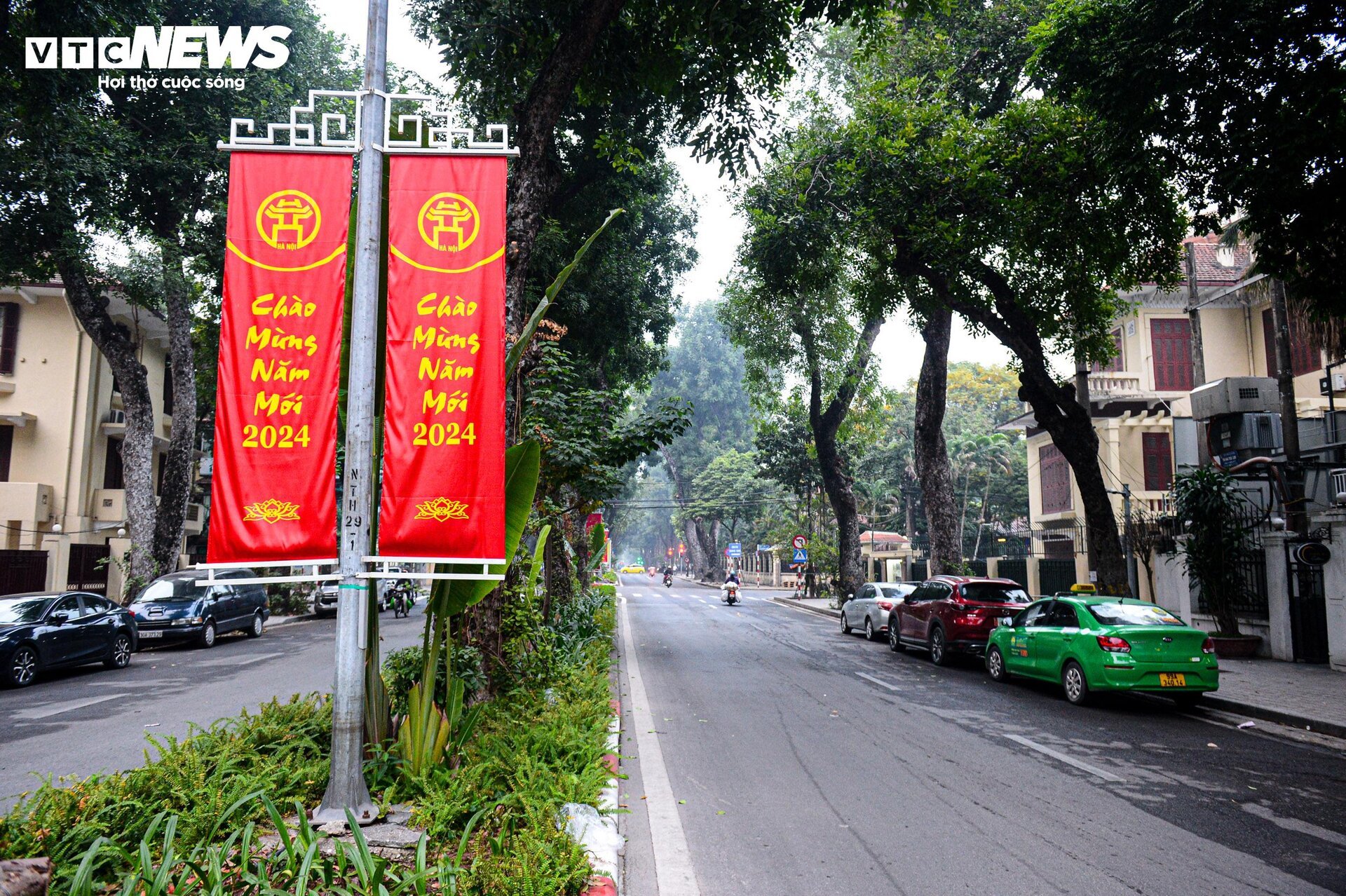 Đường phố Hà Nội vắng vẻ, thanh bình ngày đầu năm mới 2024 - Ảnh 5.