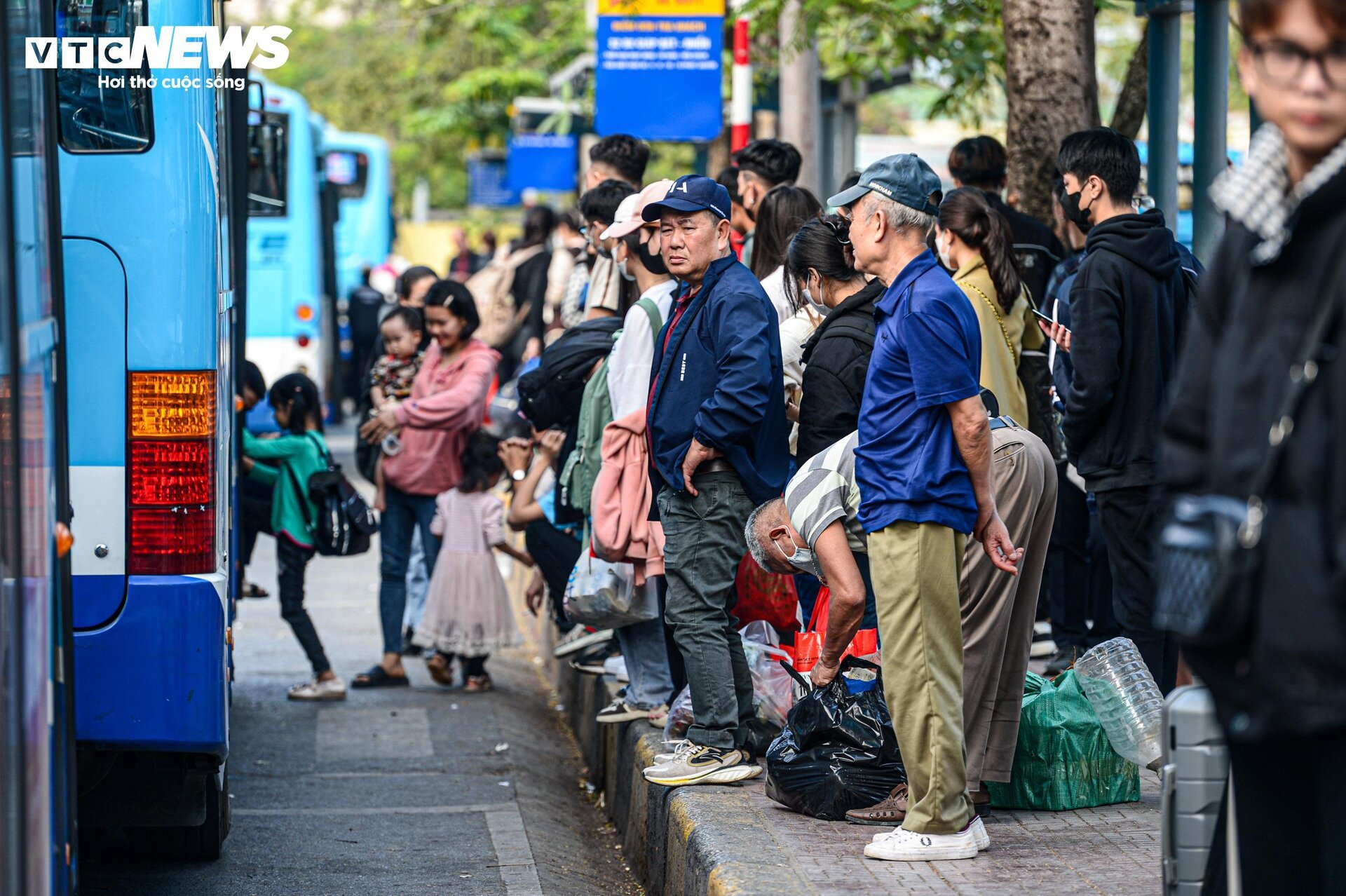 Người dân đội đầu quà quê, trở lại Hà Nội sau kỳ nghỉ lễ - Ảnh 2.