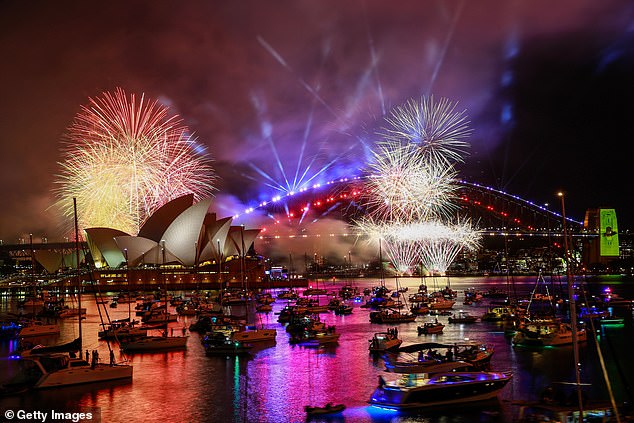 Khoảnh khắc châu Á chào đón năm 2024: Pháo hoa khổng lồ tỏa sáng rực rỡ, hàng triệu người cùng nhau đón năm mới- Ảnh 1.