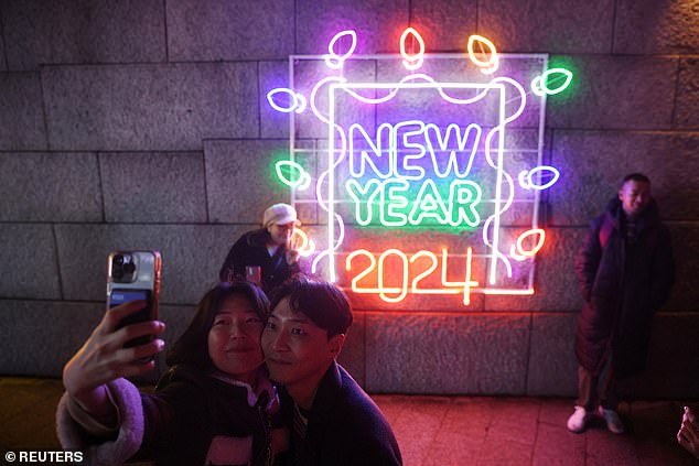 Khoảnh khắc châu Á chào đón năm 2024: Pháo hoa khổng lồ tỏa sáng rực rỡ, hàng triệu người cùng nhau đón năm mới- Ảnh 4.