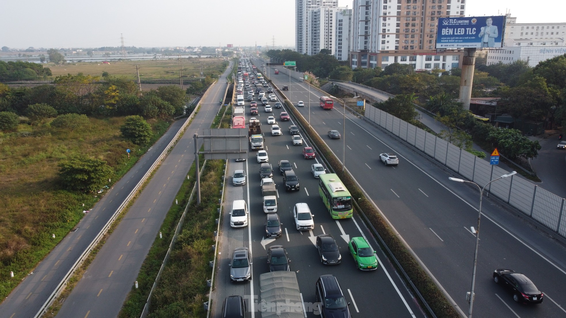 Ô tô ùn dài hàng cây số ở lối ra cao tốc Pháp Vân - Cầu Giẽ ngày cuối nghỉ lễ - Ảnh 14.