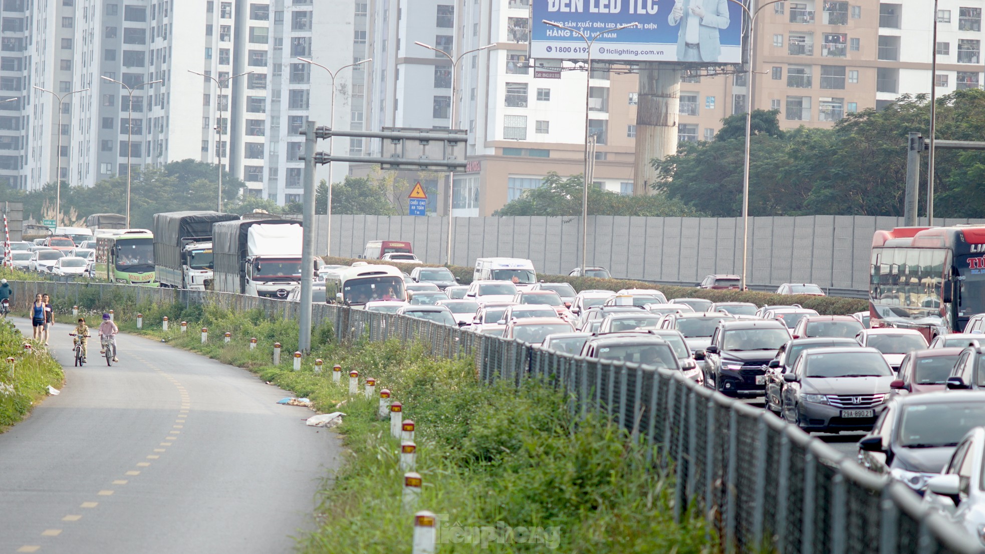 Ô tô ùn dài hàng cây số ở lối ra cao tốc Pháp Vân - Cầu Giẽ ngày cuối nghỉ lễ - Ảnh 4.