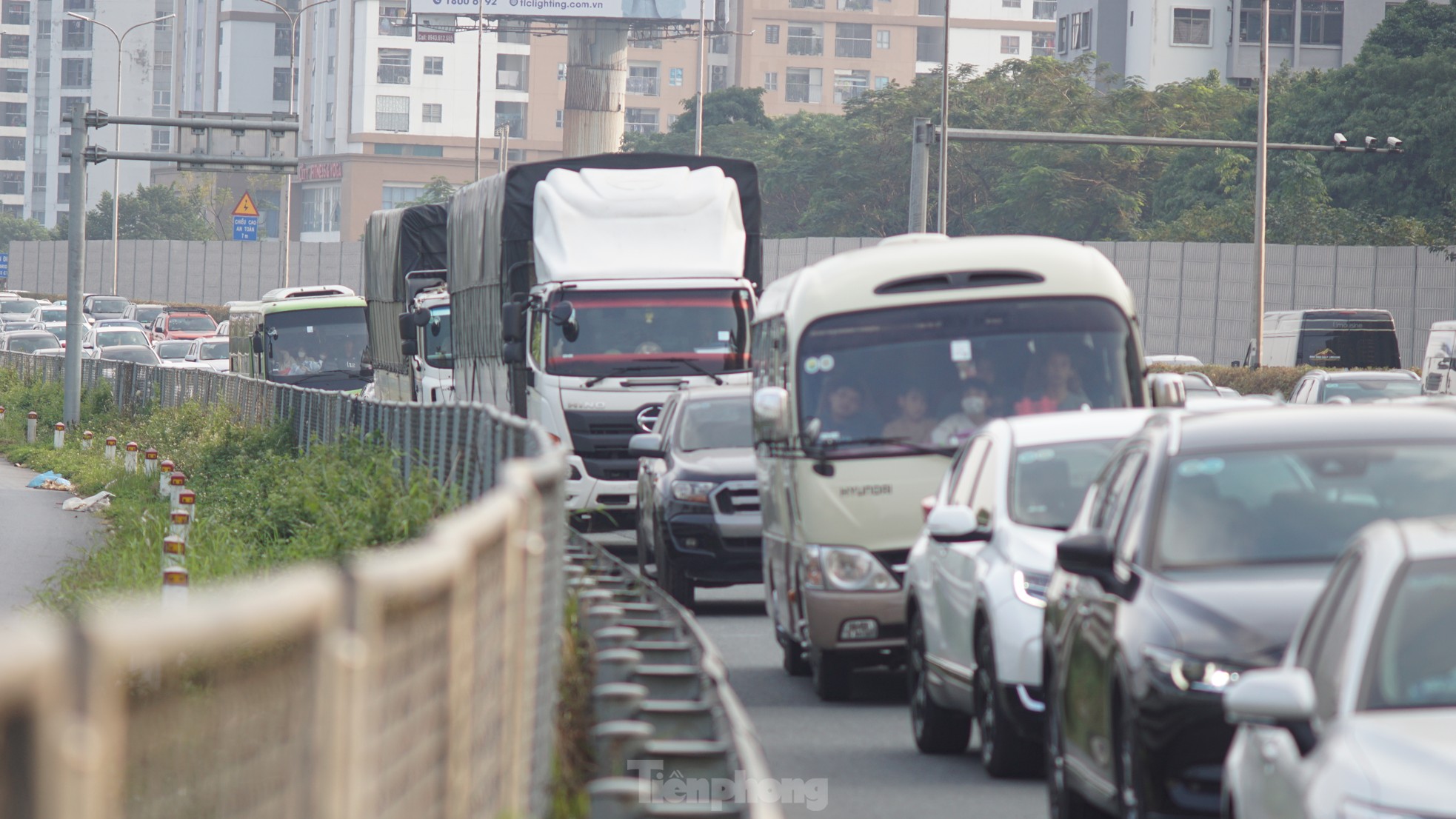 Ô tô ùn dài hàng cây số ở lối ra cao tốc Pháp Vân - Cầu Giẽ ngày cuối nghỉ lễ - Ảnh 3.