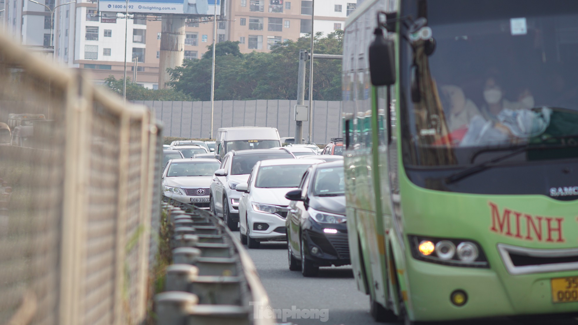 Ô tô ùn dài hàng cây số ở lối ra cao tốc Pháp Vân - Cầu Giẽ ngày cuối nghỉ lễ - Ảnh 2.