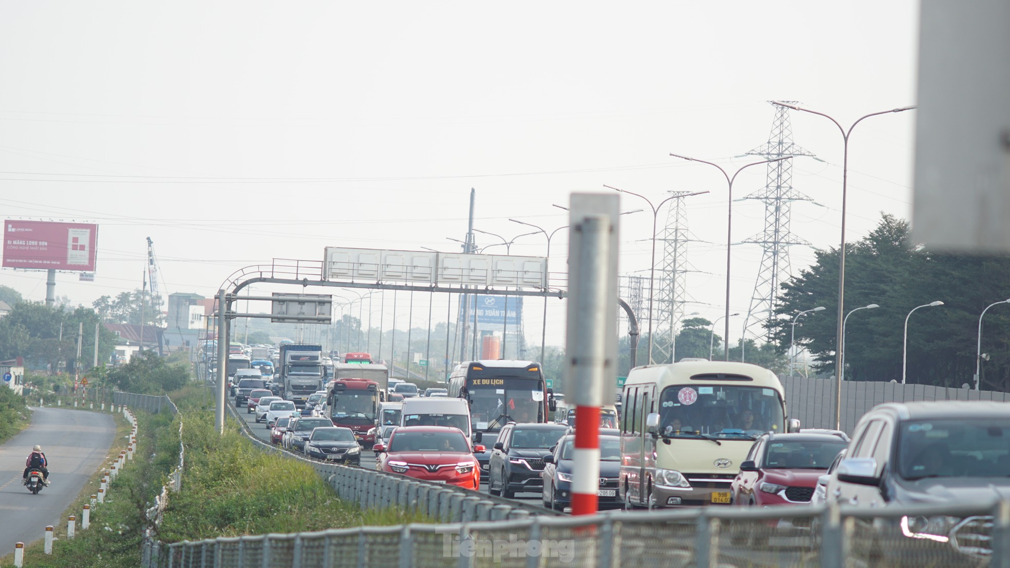Ô tô ùn dài hàng cây số ở lối ra cao tốc Pháp Vân - Cầu Giẽ ngày cuối nghỉ lễ - Ảnh 1.