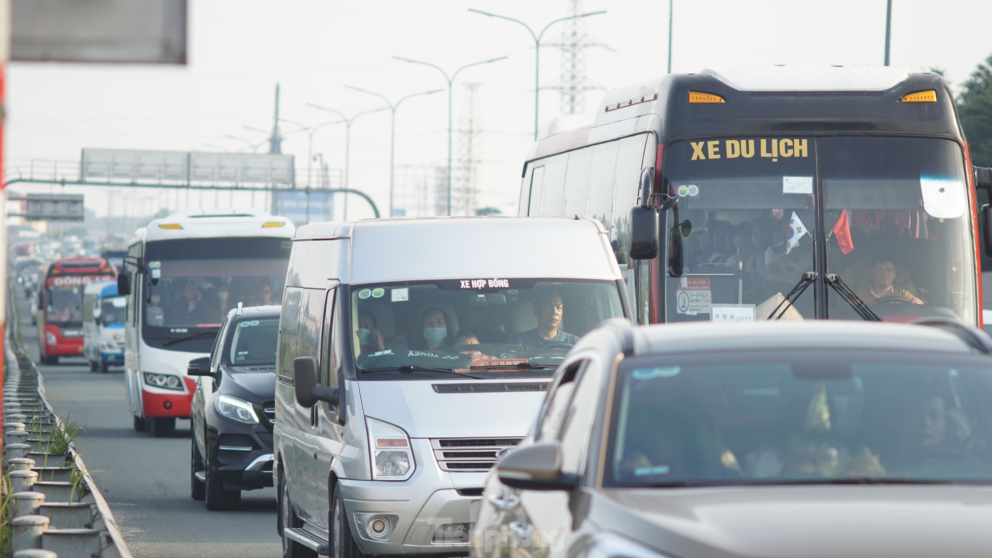 Ô tô ùn dài hàng cây số ở lối ra cao tốc Pháp Vân - Cầu Giẽ ngày cuối nghỉ lễ - Ảnh 5.