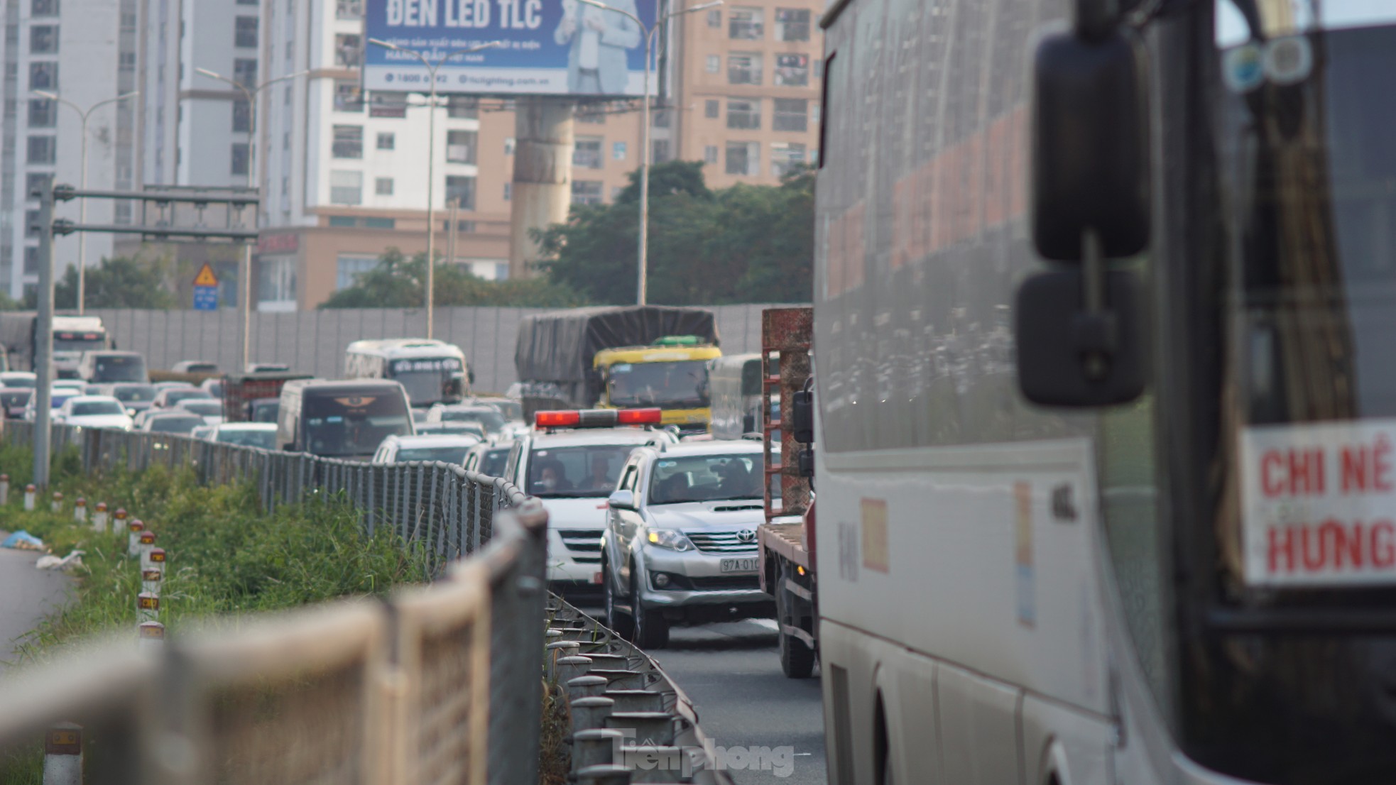 Ô tô ùn dài hàng cây số ở lối ra cao tốc Pháp Vân - Cầu Giẽ ngày cuối nghỉ lễ - Ảnh 8.