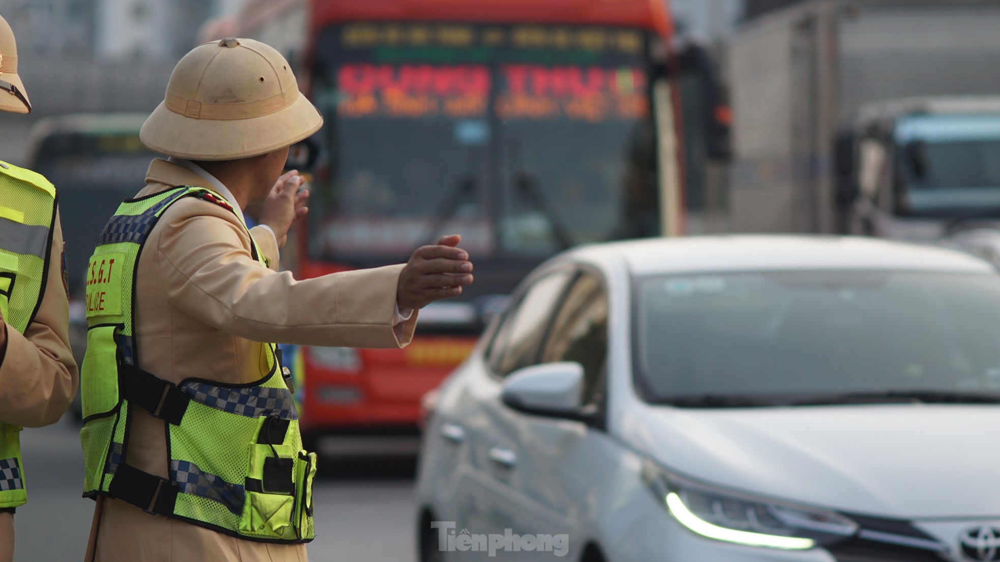 Ô tô ùn dài hàng cây số ở lối ra cao tốc Pháp Vân - Cầu Giẽ ngày cuối nghỉ lễ - Ảnh 11.