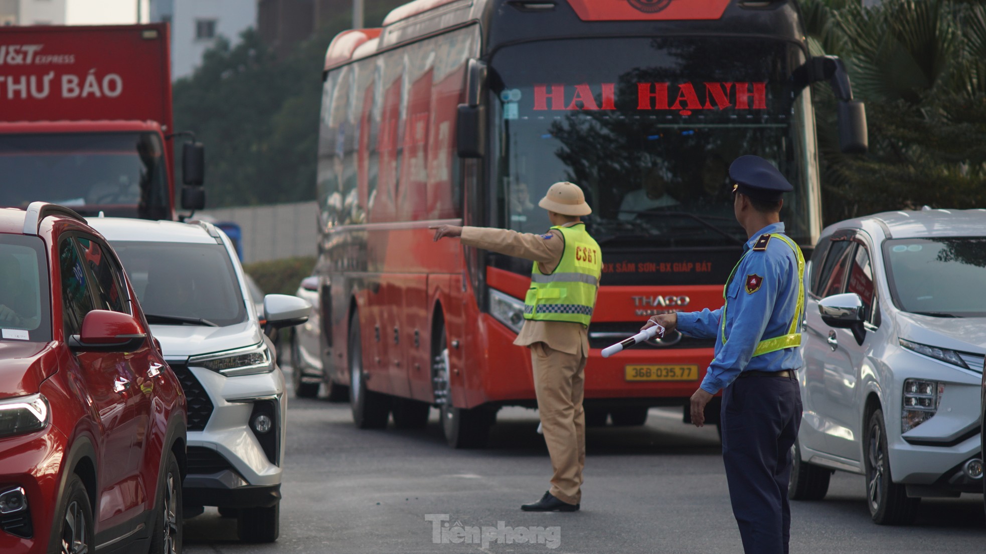 Ô tô ùn dài hàng cây số ở lối ra cao tốc Pháp Vân - Cầu Giẽ ngày cuối nghỉ lễ - Ảnh 12.