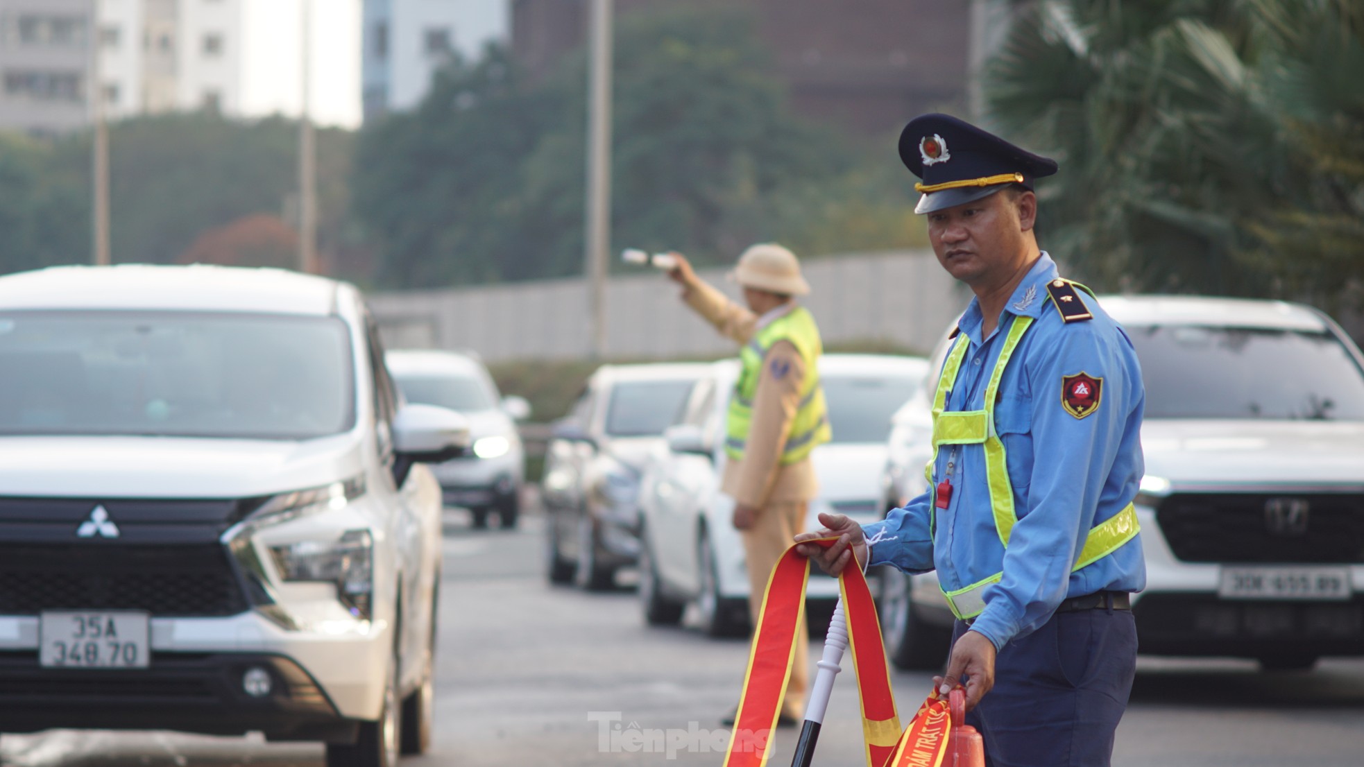 Ô tô ùn dài hàng cây số ở lối ra cao tốc Pháp Vân - Cầu Giẽ ngày cuối nghỉ lễ - Ảnh 13.