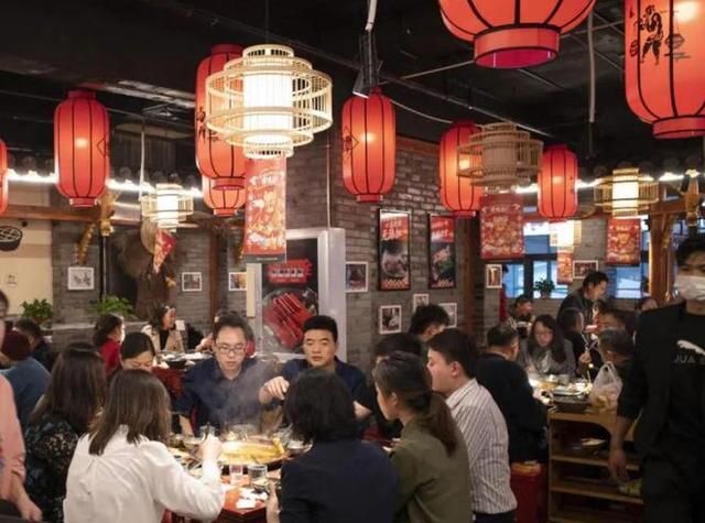 Giới trẻ Trung Quốc bất ngờ chen chúc trong các nhà hàng '3,5 sao' - Vì sao có &quot;sự phản công thầm lặng&quot;? - Ảnh 4.