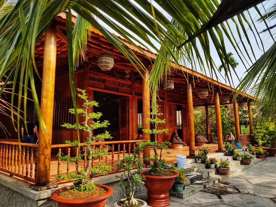 Căn nhà làm từ 4000 cây dừa của vợ chồng &quot;đại gia&quot; miền Tây, cho khách ở qua đêm, khám phá miệt vườn cù lao - Ảnh 1.