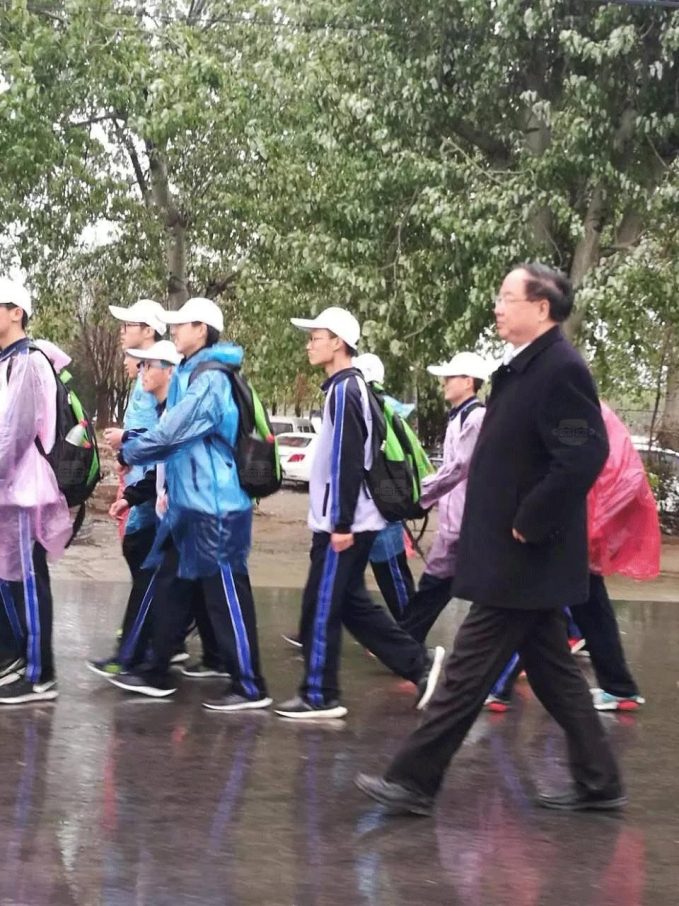 &quot;Lò đào tạo học bá&quot; khó tin tại trường điểm Trung Quốc: Camera giám sát 12 tiếng/ngày, quay bút nửa giây cũng bị nêu tên trước toàn trường - Ảnh 4.