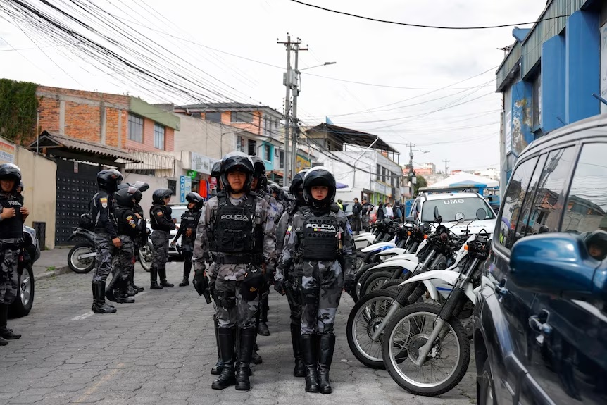 Cảnh sát ở bên ngoài nhà tù El Inca sau cuộc vượt ngục của "Fito". Ảnh: Reuters