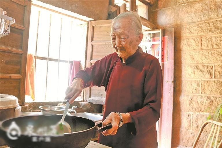 Cụ bà 103 tuổi vẫn khoẻ mạnh, minh mẫn nhờ 1 loại nước sẵn ở chợ Việt: Thêm 1 bài tập không phải đi bộ- Ảnh 1.