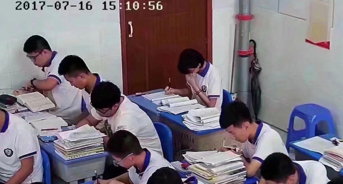 &quot;Lò đào tạo học bá&quot; khó tin tại trường điểm Trung Quốc: Camera giám sát 12 tiếng/ngày, quay bút nửa giây cũng bị nêu tên trước toàn trường - Ảnh 1.