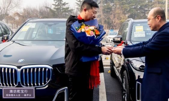 Công ty chi 27 tỷ mua 16 xe BMW thưởng Tết cho nhân viên, dân mạng xem màn trao quà chỉ biết trầm trồ: Chốn kỳ diệu nào đây! - Ảnh 3.