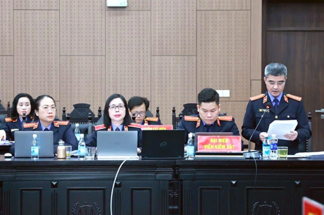 Đối đáp trong vụ án Việt Á: Viện kiểm sát nhắc đến tin nhắn 'đếm tiền mòn vân tay' - Ảnh 1.