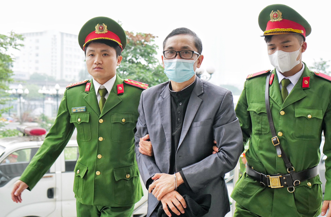 Đối đáp trong vụ án Việt Á: Viện kiểm sát nhắc đến tin nhắn 'đếm tiền mòn vân tay' - Ảnh 2.