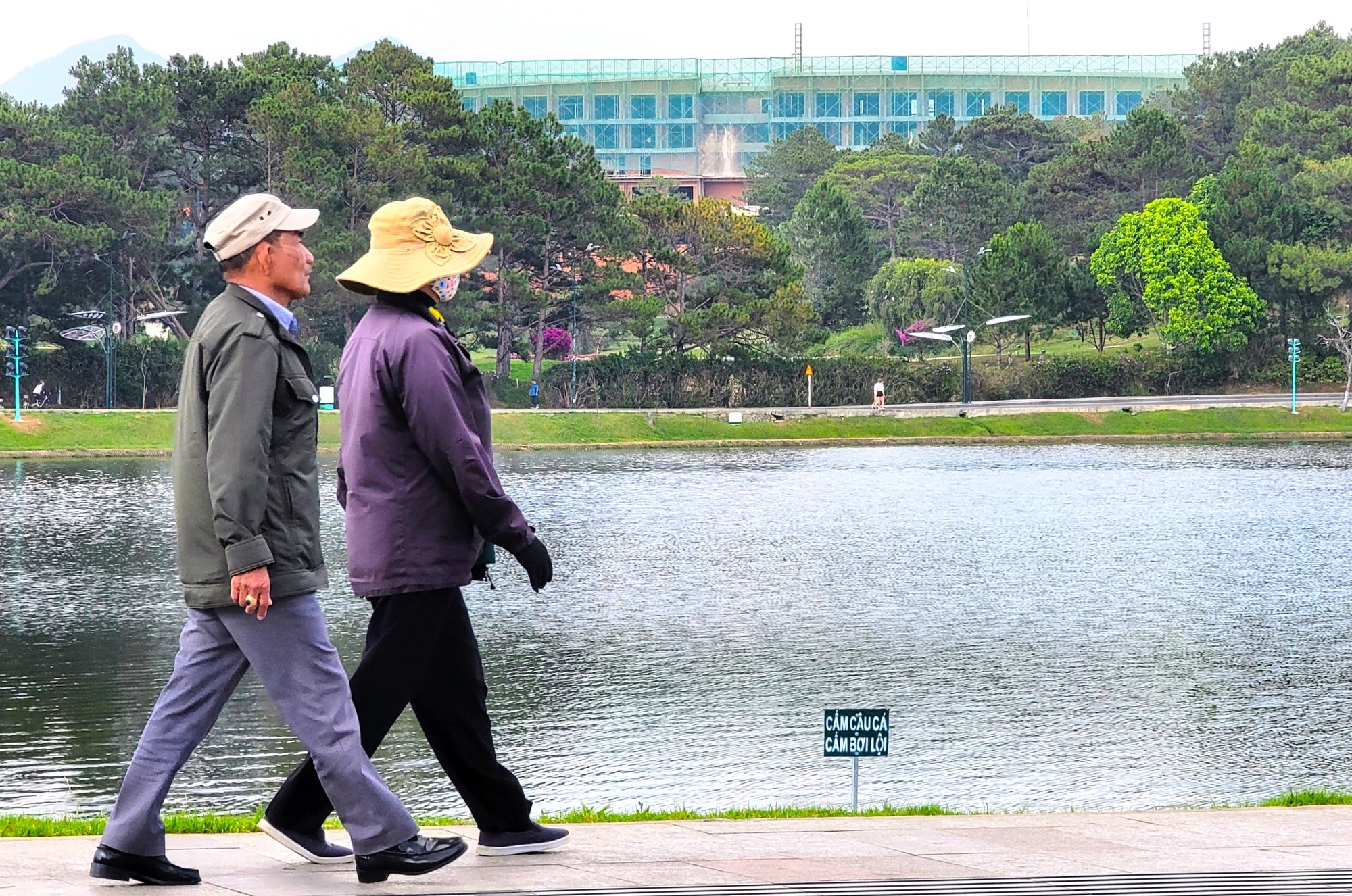 Bất ngờ công trình không phép trên đồi Cù - Ảnh 2.