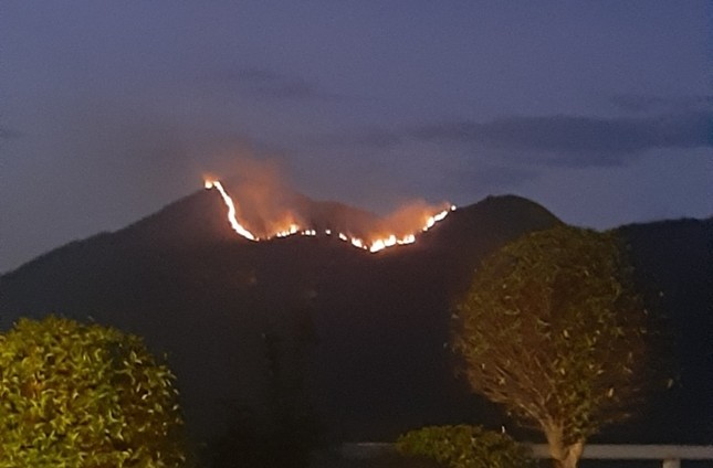 Hơn 100 người dập cháy trên núi Cô Tiên trong đêm, giải cứu 25 người cắm trại - Ảnh 1.