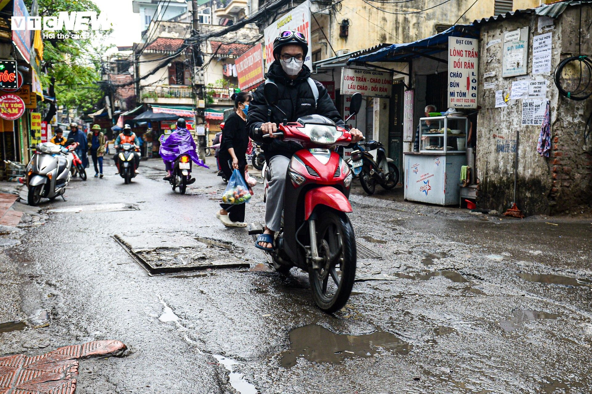 Con ngõ huyết mạch ở Hà Nội mòn mỏi chờ mở rộng, dân vấp ổ gà ngã xe như cơm bữa - Ảnh 7.