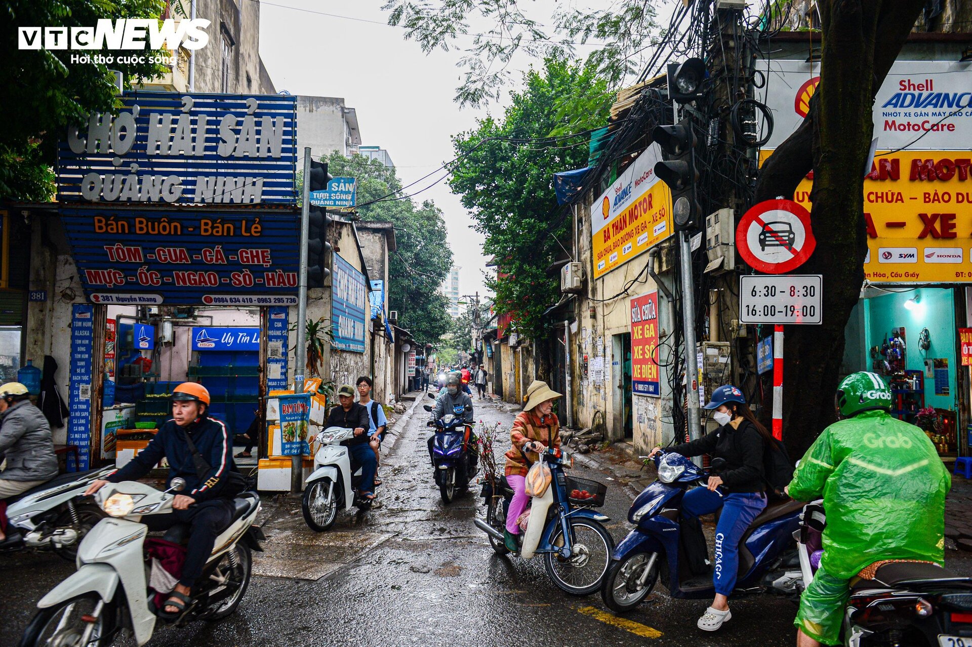 Con ngõ huyết mạch ở Hà Nội mòn mỏi chờ mở rộng, dân vấp ổ gà ngã xe như cơm bữa - Ảnh 2.