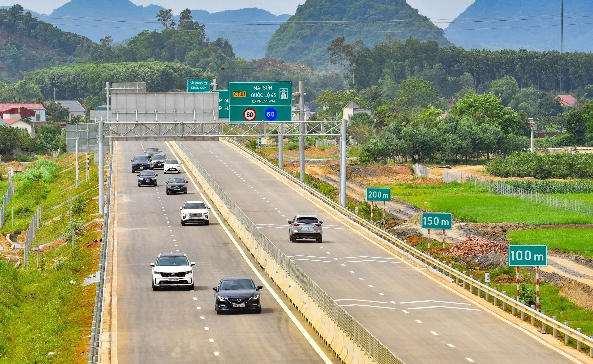 Thủ tướng yêu cầu Bộ GTVT phải ban hành quy chuẩn thiết kế đường cao tốc trong quý I/2024 - Ảnh 1.