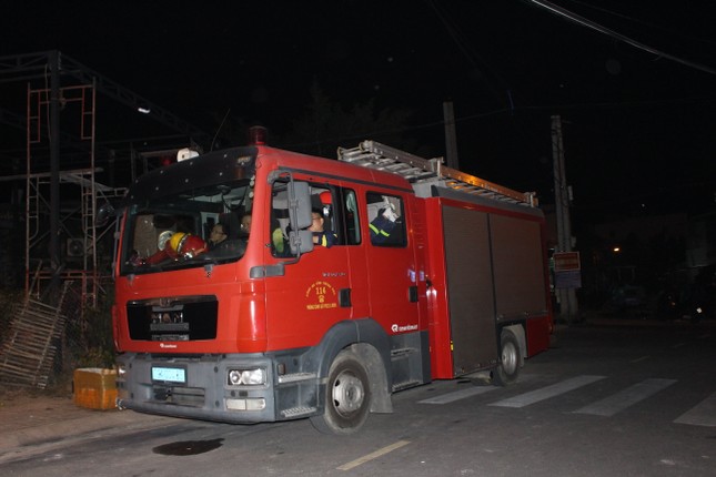 Hơn 100 người dập cháy trên núi Cô Tiên trong đêm, giải cứu 25 người cắm trại - Ảnh 2.