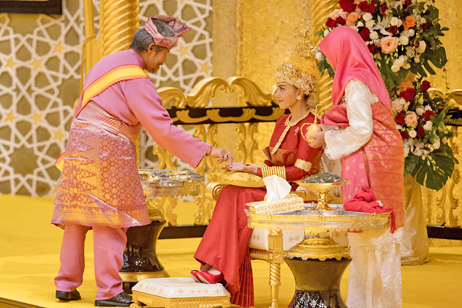 Cận cảnh đám cưới thế kỷ của Hoàng tử tỷ đô Brunei: Dát vàng thể hiện đẳng cấp, cô dâu đẹp lộng lẫy chiếm spotlight- Ảnh 11.