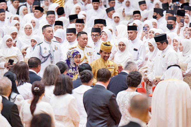 Cận cảnh đám cưới thế kỷ của Hoàng tử tỷ đô Brunei: Dát vàng thể hiện đẳng cấp, cô dâu đẹp lộng lẫy chiếm spotlight- Ảnh 1.