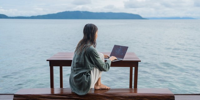 Xu hướng tự do, mang laptop ra biển làm việc đã chết: Giấc mộng về cuộc sống lãng mạn không chấm công vì đâu lụi tàn? - Ảnh 3.