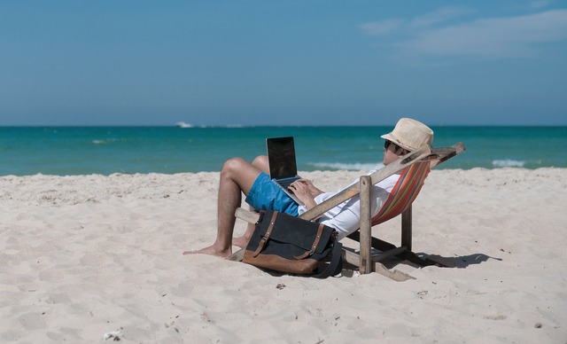 Xu hướng tự do, mang laptop ra biển làm việc đã chết: Giấc mộng về cuộc sống lãng mạn không chấm công vì đâu lụi tàn? - Ảnh 1.